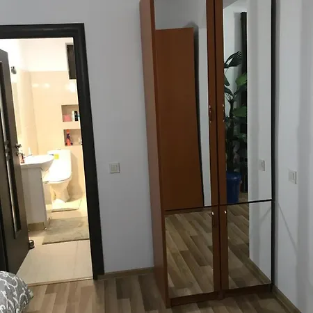 Panoramic Mirror Apartment *